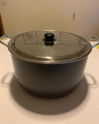 Set di pentole e utensili da cucina. 10 pezzi.
