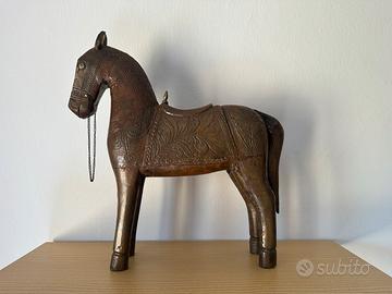 Antico cavallo cerimoniale indiano in legno/ottone