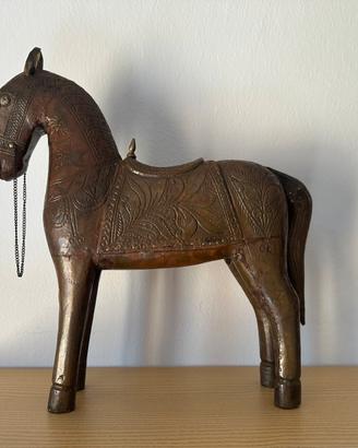 Antico cavallo cerimoniale indiano in legno/ottone