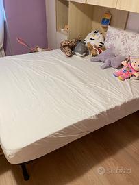 Materasso in memory foam e rete con doghe in legno