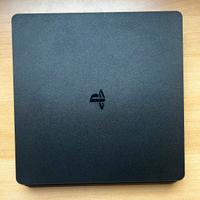 PS4 slim + 3 joystock (e dischi per giochi)