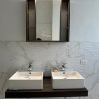 Gruppo doppio lavabo e mobile specchio