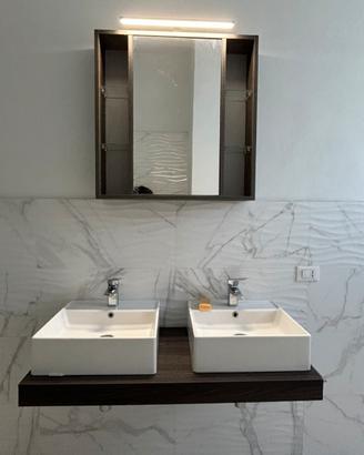 Gruppo doppio lavabo e mobile specchio
