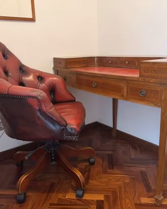 Scrittoio direttorio e poltrona chesterfield
