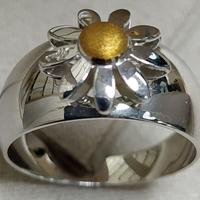 Anello a fascia  in oro 18 kt con margherita