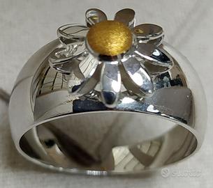 Anello a fascia  in oro 18 kt con margherita