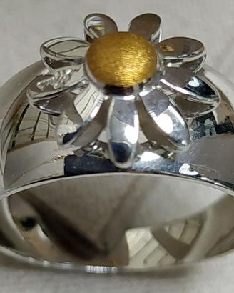 Anello a fascia  in oro 18 kt con margherita