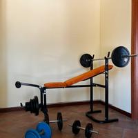 Panca palestra con pesi