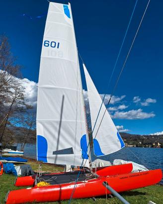 Catamarano a vela