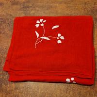 Due tovaglie in cotone ricamato