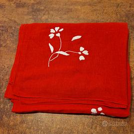 Due tovaglie in cotone ricamato