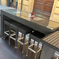 tavolo lungo esterno con vetro sopra