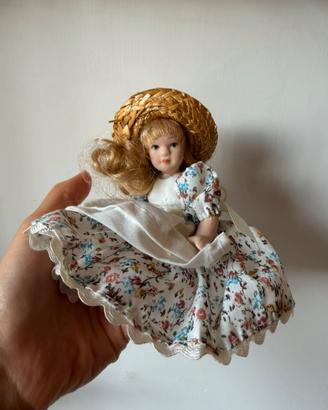 Bambola di porcellana da collezione