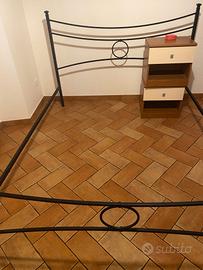 letto matrimoniale e comodini 