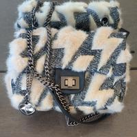 Borsa a tracolla in pelliccia sintetica con catena