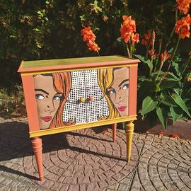 Tavolino Vintage Ridecorato a Mano - Stile Pop Art