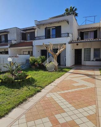 VILLA A SCHIERA A LATINA