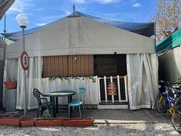 Piazzola con roulotte fissa verandata