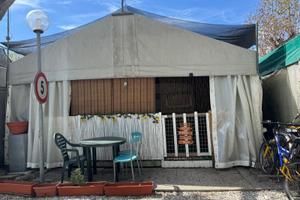 Piazzola con roulotte fissa verandata