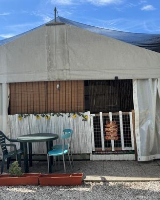 Piazzola con roulotte fissa verandata