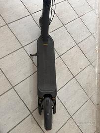 Monopattino utilizzato solo una volta come nuovo