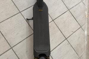 Monopattino utilizzato solo una volta come nuovo