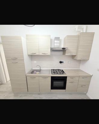 Cucina completa di elettrodomestici e pensili