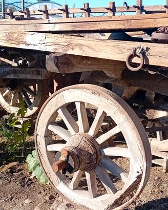 vecchio carro in legno