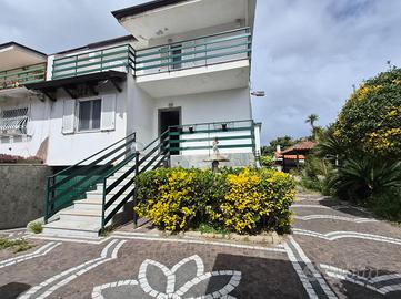 PORZIONE DI BIFAMILIARE A GIUGLIANO IN CAMPANIA