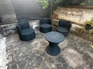 6 poltroncine e 1 tavolo da giardino