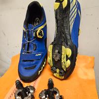 scarpe per ciclista e attacchi pedali