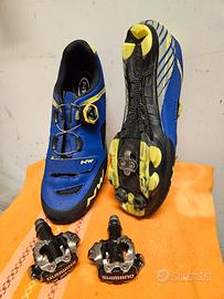 scarpe per ciclista e attacchi pedali