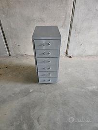 mobile Ikea con cassetti in ferro 
