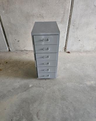 mobile Ikea con cassetti in ferro 