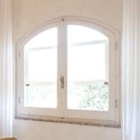 Finestra ad arco in legno chiaro (ciliegio)