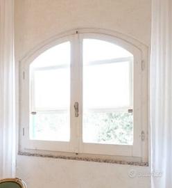 Finestra ad arco in legno chiaro (ciliegio)