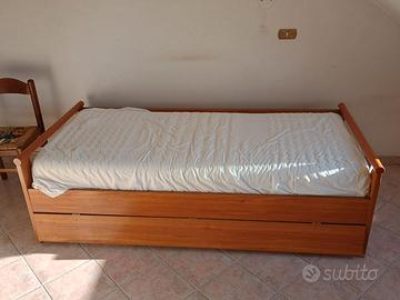 Letto singolo in legno con secondo letto