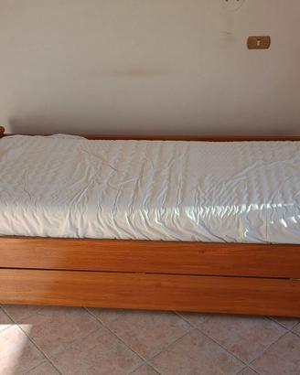 Letto singolo in legno con secondo letto