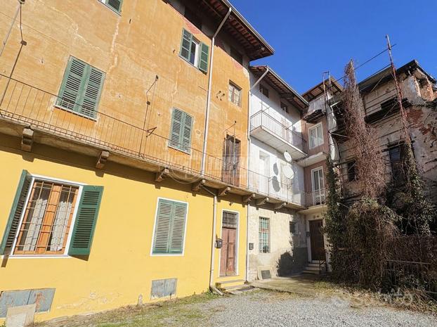 INTERA PALAZZINA IN CENTRO A COSSATO!