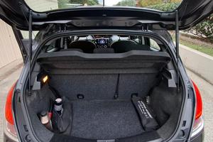 Lancia ypsilon nera gpl 2015