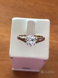 Anello in oro con diamante