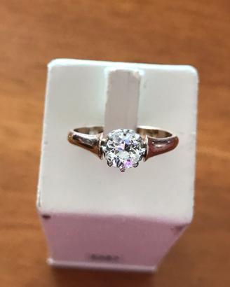 Anello in oro con diamante