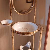 Lavabo color oro con specchio e vasi in ceramica