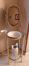 Lavabo color oro con specchio e vasi in ceramica