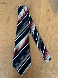 Cravatta motivo regimental blu, rosso, bianco