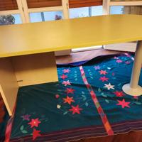 scrivania, cassettiera e mensole