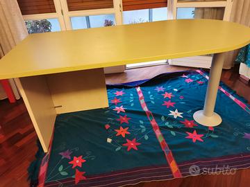 scrivania, cassettiera e mensole