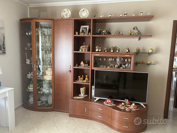 Parete attrezzata con vetrina