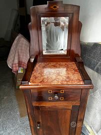 Sfizioso antico comodino con specchio e intarsio
