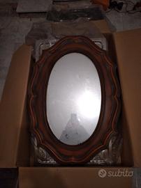 Specchio ovale con cornice in legno